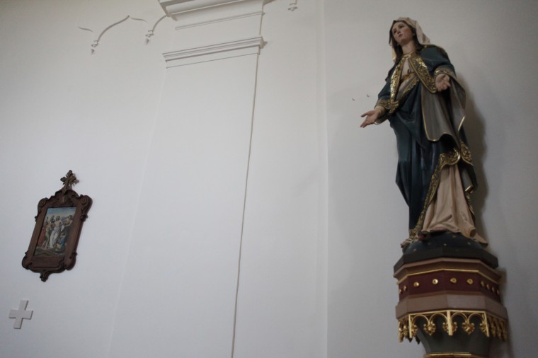 Cette statue de la Vierge a été retrouvée sur un tas de gravats après la guerre. Un petit "miracle", selon le Père Gordan...