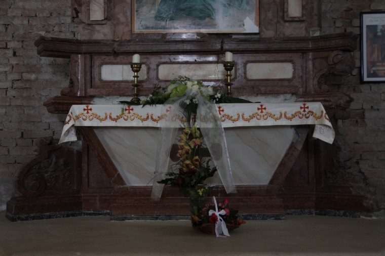 L'autel a été dynamité par l'armée serbe pendant le siège. Il a été reconstitué à partir de huit morceaux principaux.