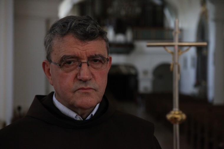 Après des études à Strasbourg, le père Gordan est arrivé  à Vukovar après la guerre, en 2006. Il aide comme il peut les victimes qui veulent surtout oublier leur passé traumatique.