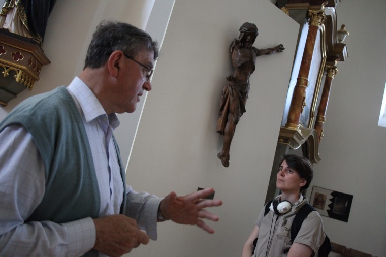 La statue du Christ en bois a été abîmée pendant la guerre. C'est l'un des emblèmes du "martyre de la ville", explique le père Gordan.