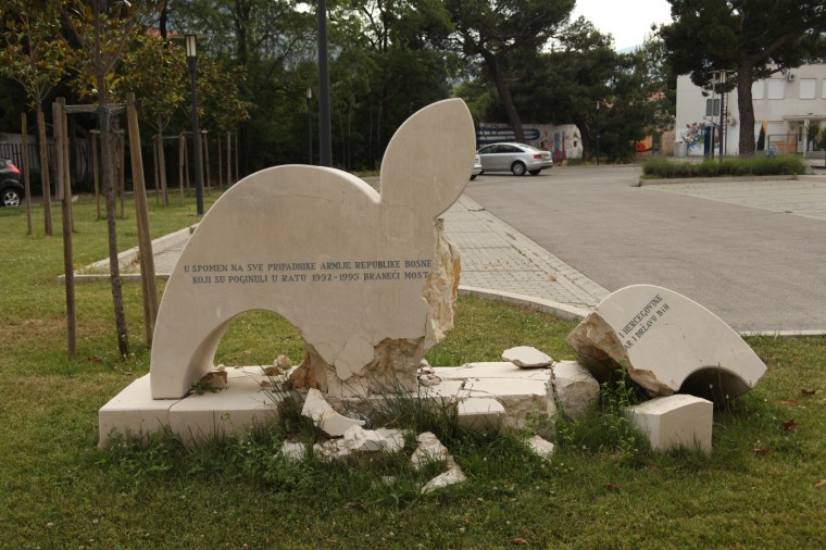 Cette stèle commémorait les soldats bosniaques tués au combat à Mostar. Elle se trouve dans la partie ouest de la ville, majoritairement croate. Elle a été détruite à l'explosif en 2013.