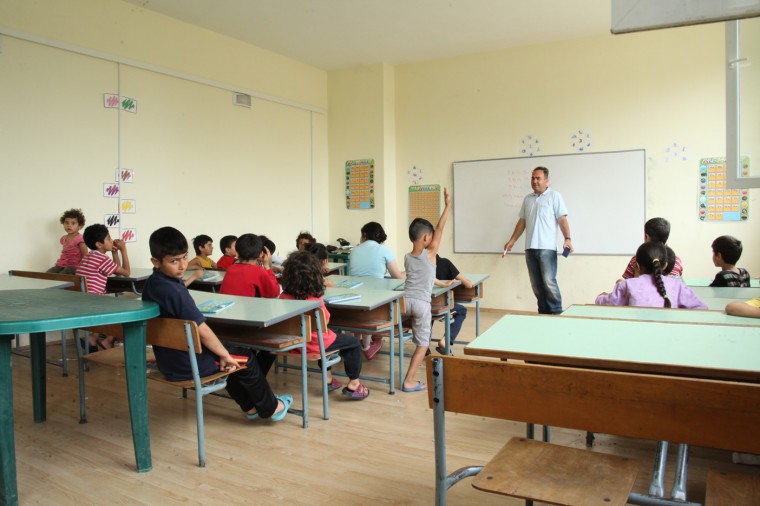 Des cours d'anglais et d'allemand ont été spontanément organisés par les réfugiés. Un horaire pour les enfants et un autre pour les adultes.