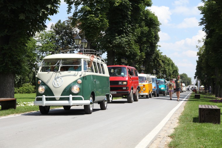 Cortège de combis de collection au meeting international de bus VW à Bucarest.