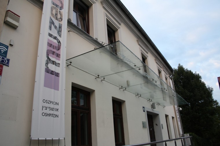 Le musée a ouvert en 2000 mais a été entièrement rénové en 2014. Il accueille deux expositions: l'une sur l'histoire des Juifs de la ville depuis le Moyen-âge, et la seconde sur l'après-Shoah.